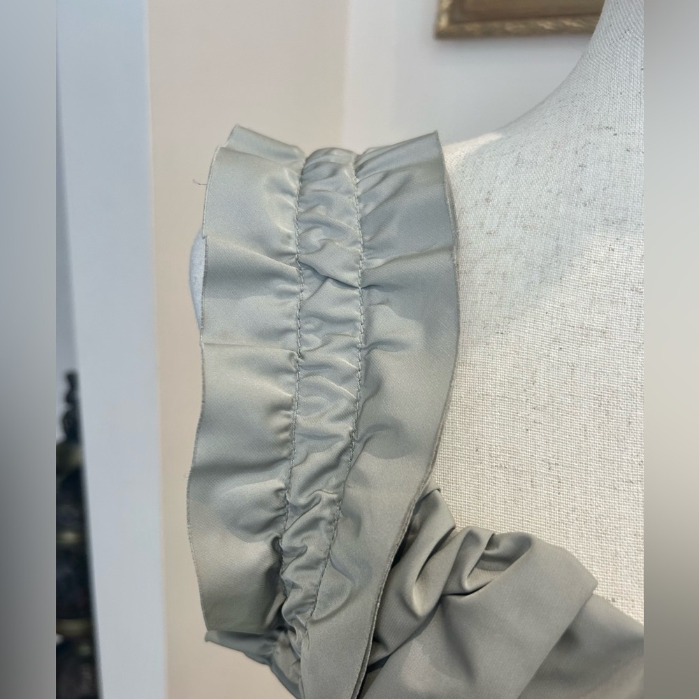Marc Jacobs Gray Ruffled Dress with White Belt - Picture 7 of 16